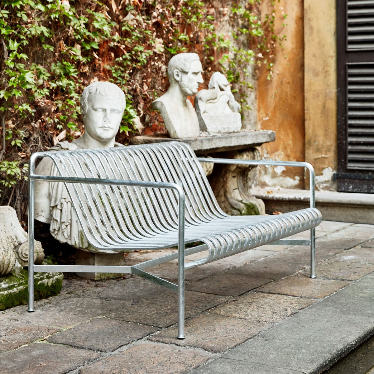 Metall-Gartenmöbel pflegen: Tipps für lange Freude