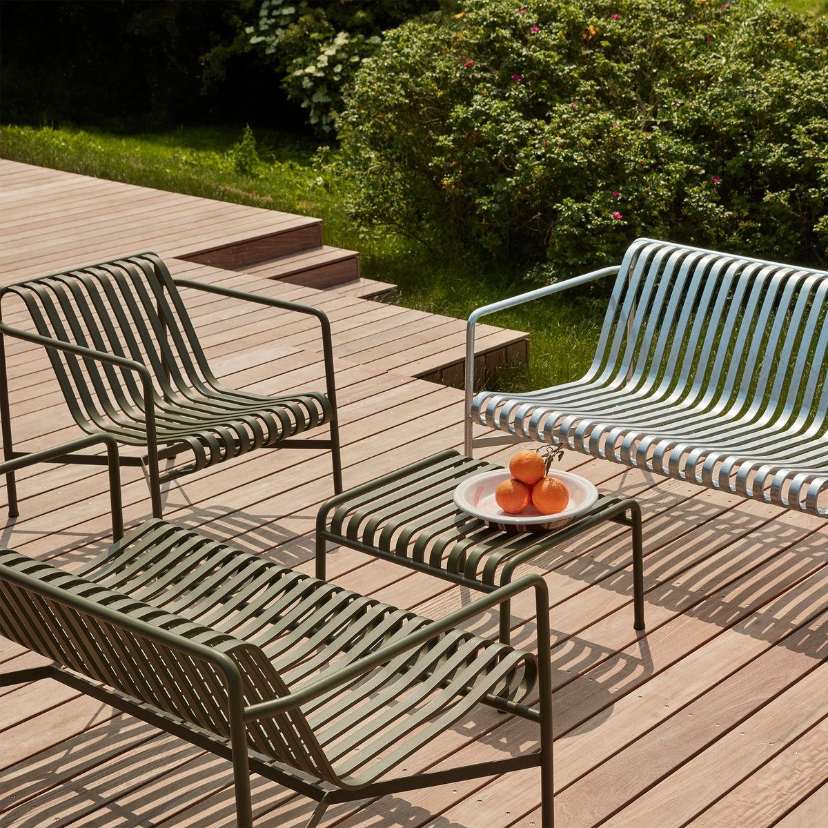 Palissade Lounge Chair Low, Palissade Lounge Sofa und Palissade Ottoman von HAY