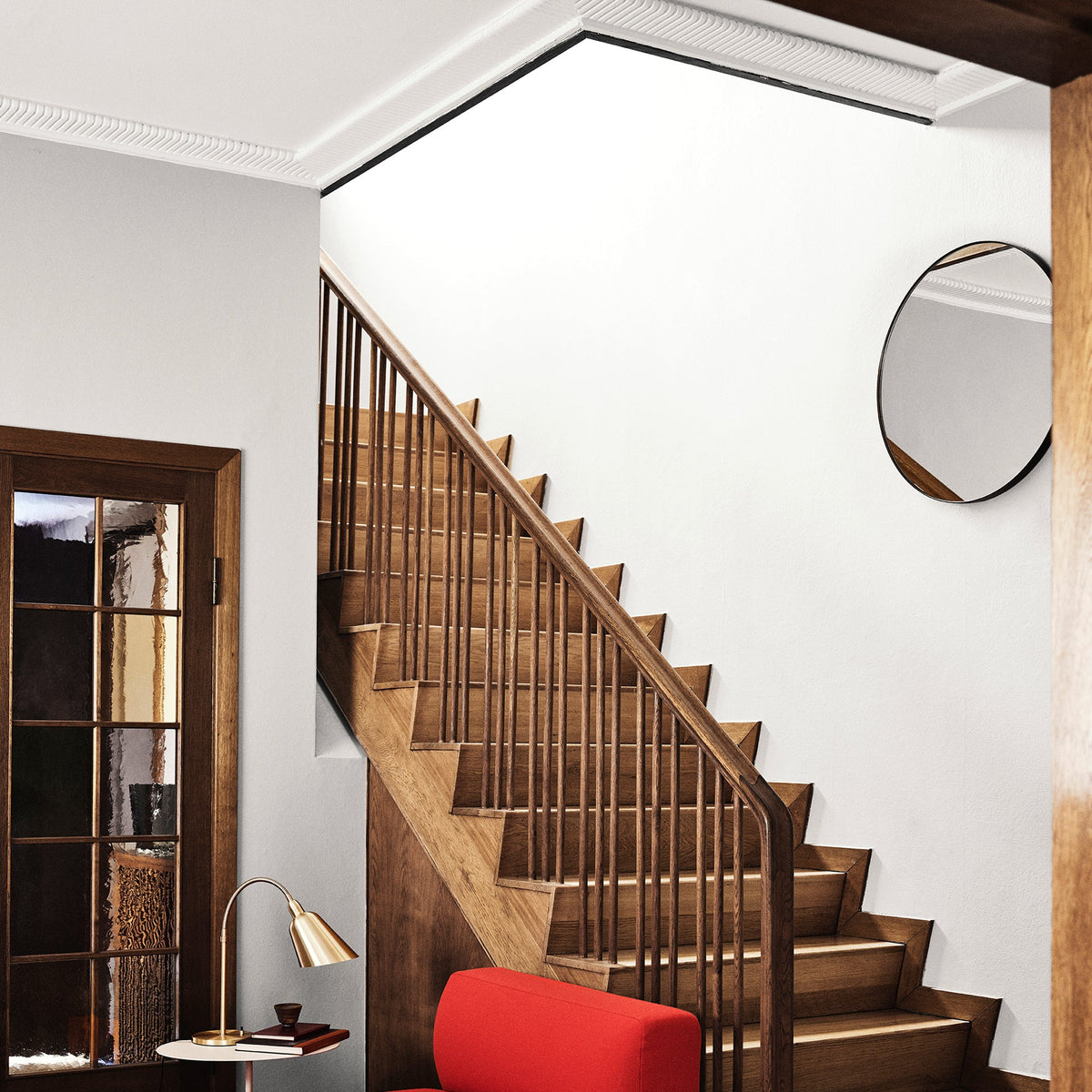 Der Amore Spiegel SC56 von &Tradition im Flur über der Treppe