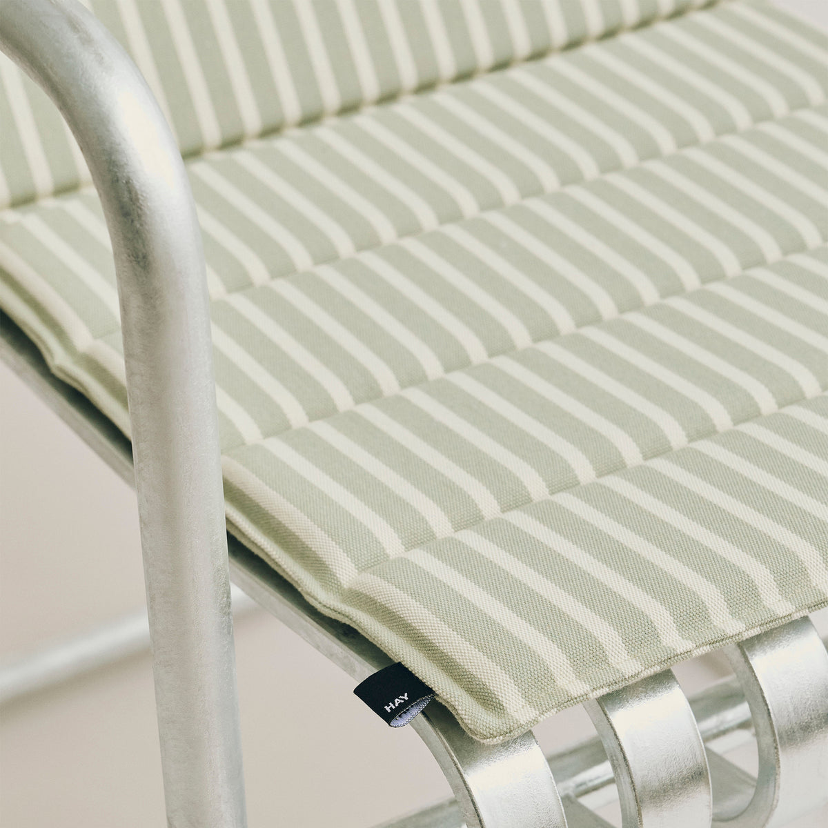 HAY - Terrazza Faltbares Sitzkissen | grey bold stripe