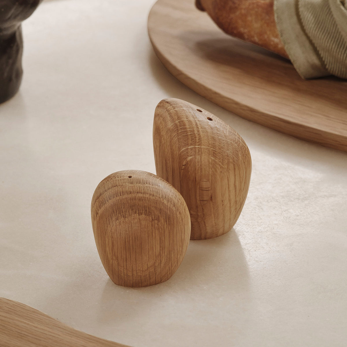 Ferm Living - Cairn Salz- und Pfefferstreuer | Eiche lackiert